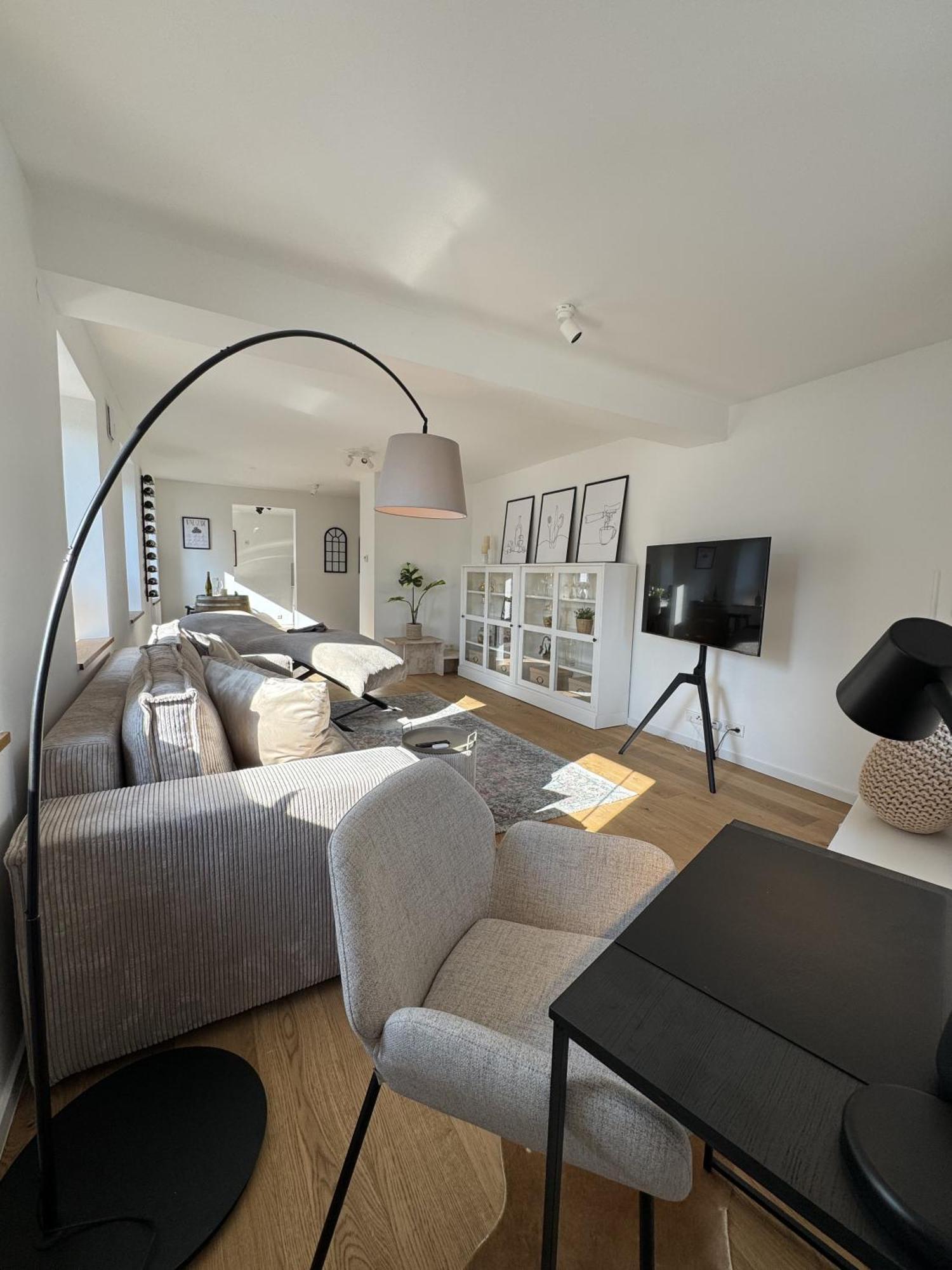 Weinzeit13 Apartment นอยชตัดท์ อัน แดร์ ไวน์ชตราเซอ ภายนอก รูปภาพ